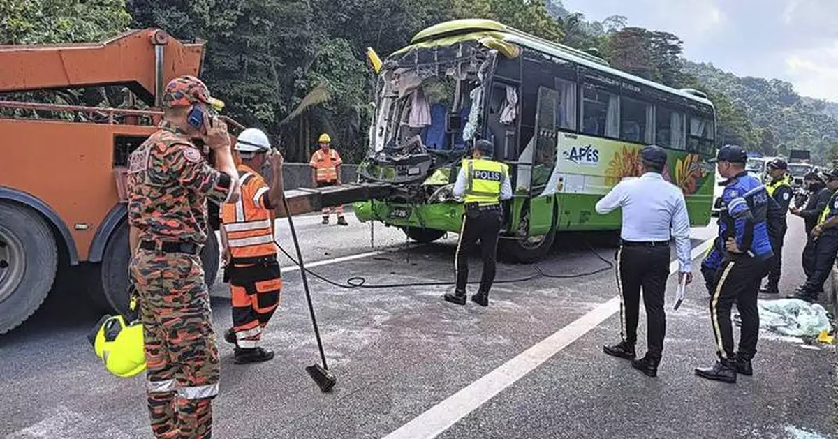 1 dead and 12 injured after bus carrying Japanese tourists smashes into truck in Malaysia