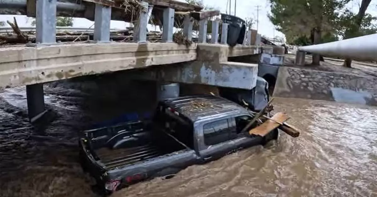 New Mexico authorities rescue hundreds after flooding strands many in high water and leaves 2 dead