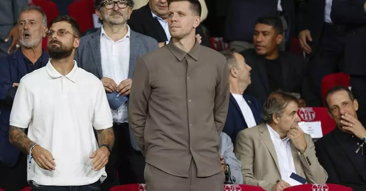 Former Poland goalkeeper Szczesny joins Barcelona after announcing his retirement in August