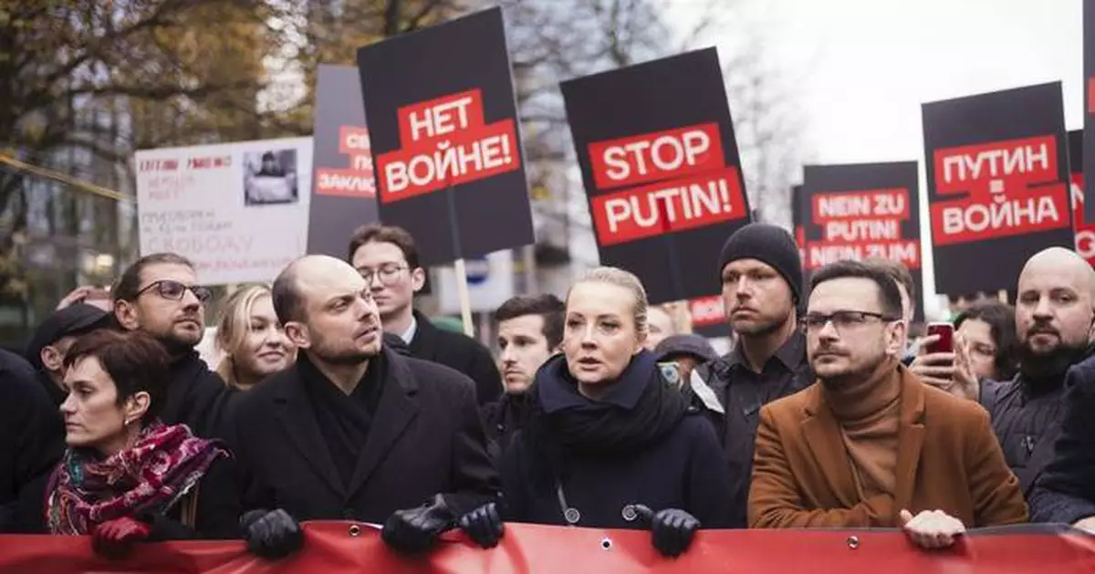 Putin critics lead a march in Berlin calling for democracy in Russia and an end to war in Ukraine