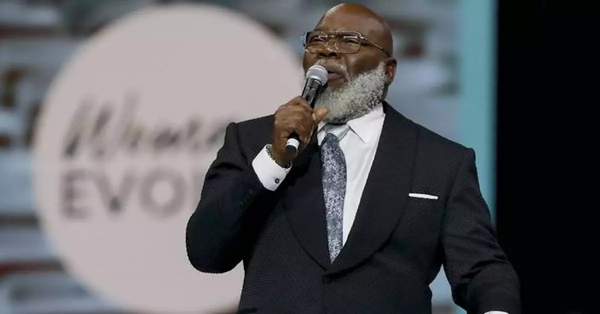 Megachurch founder T.D. Jakes suffers health incident during sermon at Dallas church