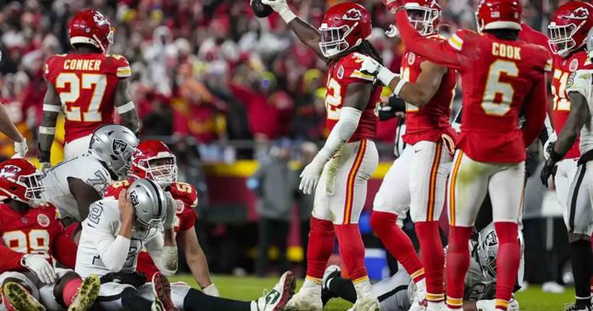 Chiefs recover botched snap by Raiders in closing seconds, clinch playoff berth with 19-17 victory