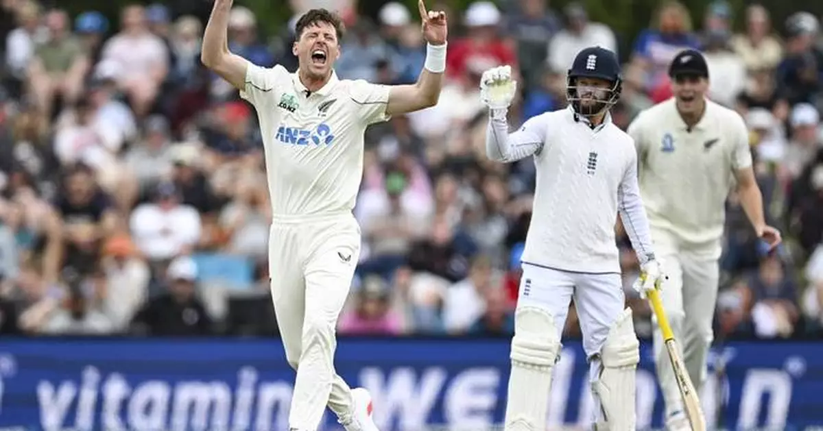 England 45-3 in reply to New Zealand's 348 at lunch on the 2nd day of the 1st cricket test