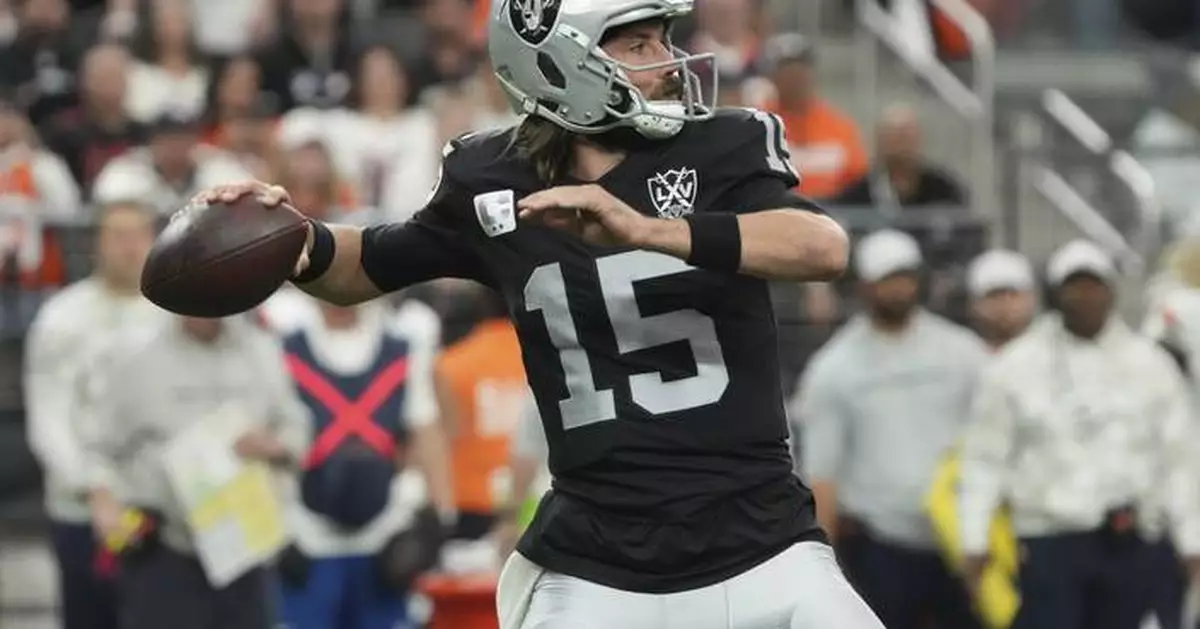 Raiders QB Gardner Minshew leaves game in 4th quarter with an injury