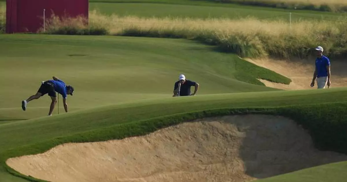 Major winners Jason Day and Cameron Smith trail by 2 after 1st round of the Australian PGA