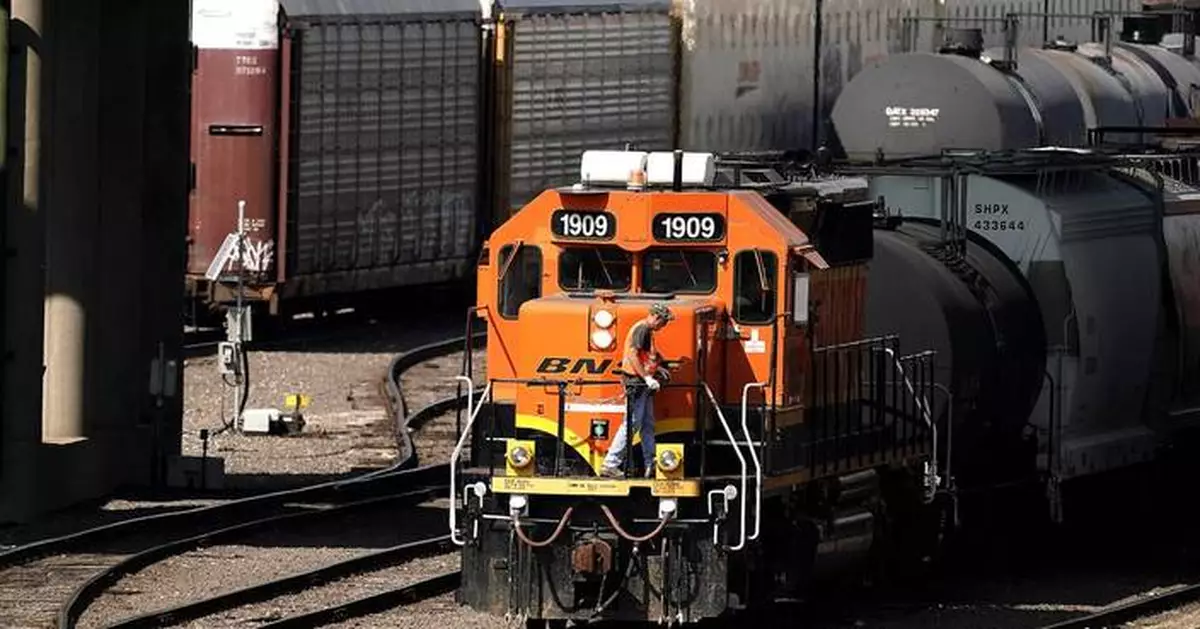 Flurry of contract deals come as railroads, unions see Trump's election looming over talks