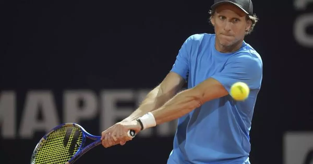 Diego Forlán's debut in professional tennis begins with a doubles loss at the Uruguay Open