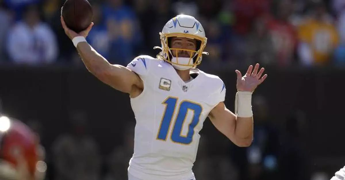 Justin Herbert throws 2 TD passes, Chargers clamp down on Jameis Winston in 27-10 win over Browns