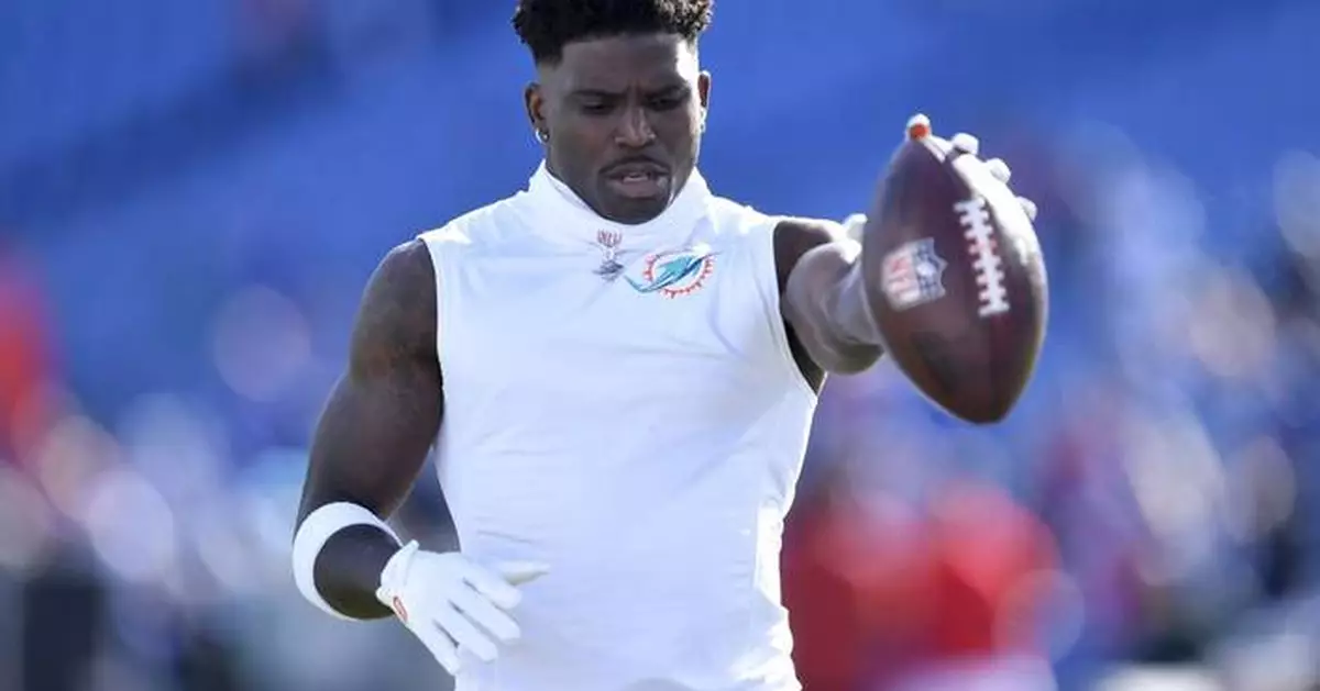Tyreek Hill plays through wrist injury, scores to end touchdown drought in Dolphins' win over Rams