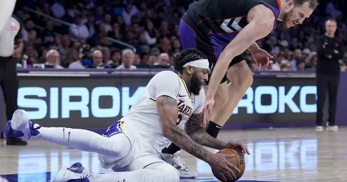 Lakers' Anthony Davis sidelined by painful eye injury while blocking Jakob Poeltl's dunk attempt