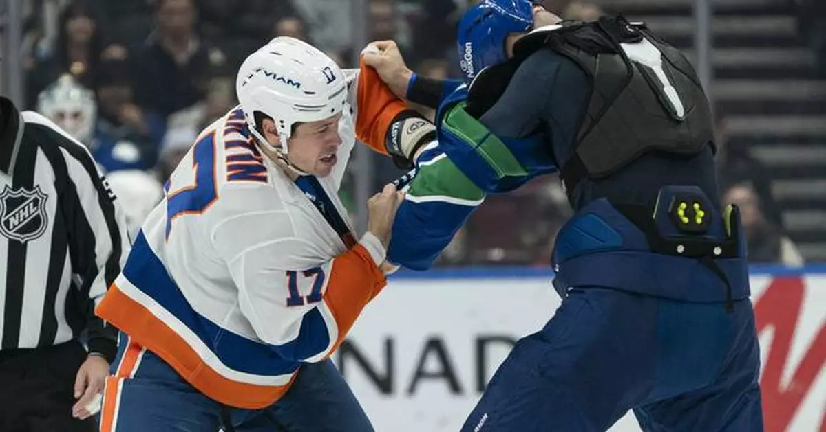 Semyon Varlamov makes 24 saves to help the Islanders beat the Canucks 5-2