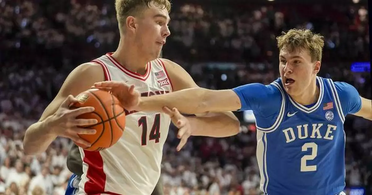 Duke's Cooper Flagg thrives in first true road environment, quieting Arizona crowd with 24 points