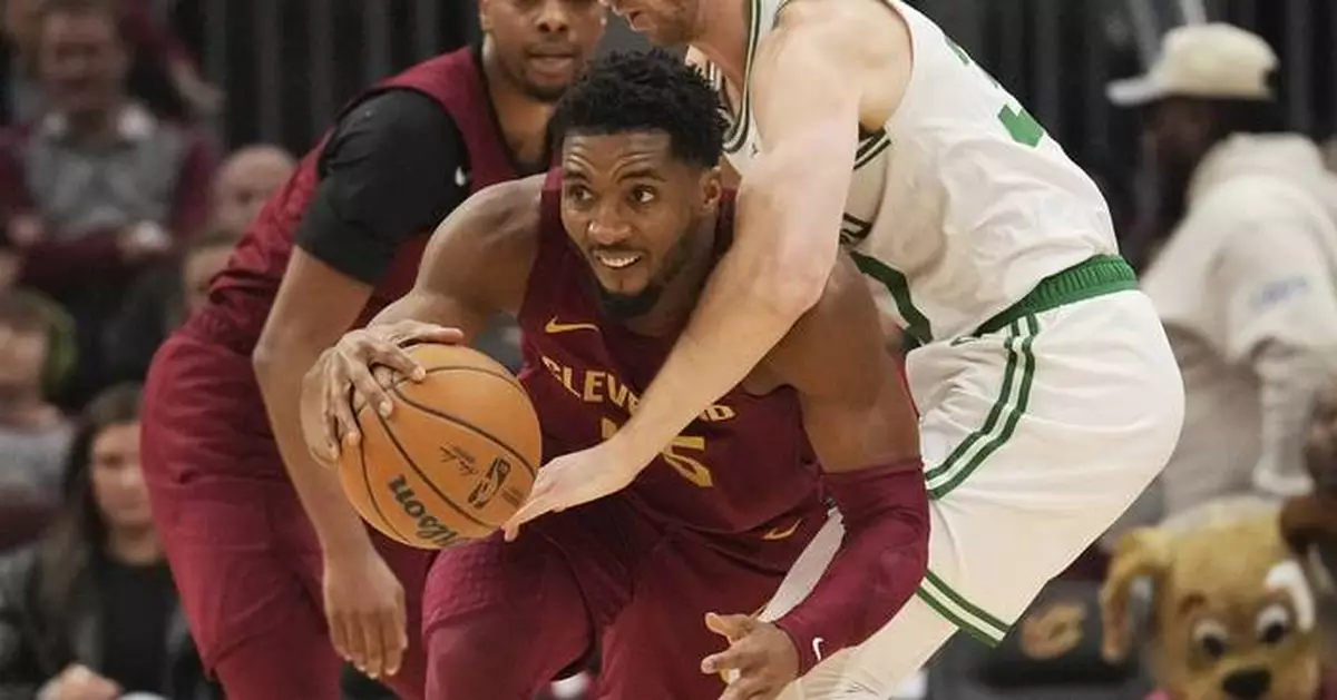 Mitchell scores 35, Cavs end Celtics' winning streak with 115-111 win in matchup of East's elite