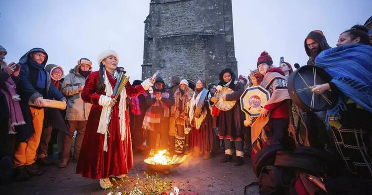 Thousands greet the winter solstice at the ancient Stonehenge monument