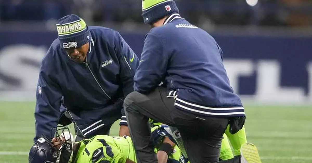 Seahawks QB Geno Smith exits with knee injury against Green Bay and will undergo testing