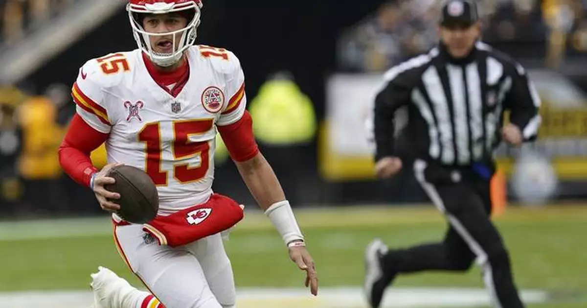 Mahomes throws 3 TDs as Chiefs clinch AFC's top seed by breezing past the skidding Steelers 29-10