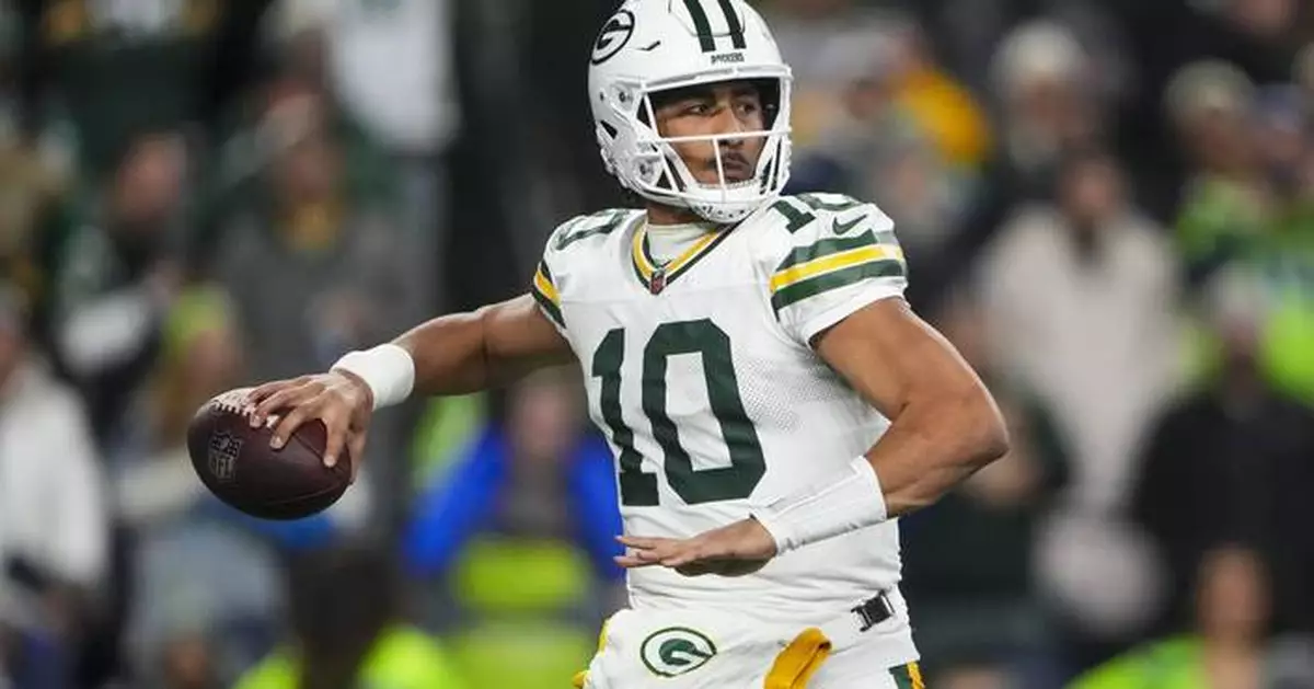 Jordan Love throws for 2 TDs and Packers beat Seahawks 30-13 as Seattle QB Geno Smith injures knee