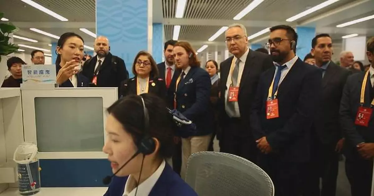 Int'l guests visit Beijing citizen hotline service headquarters