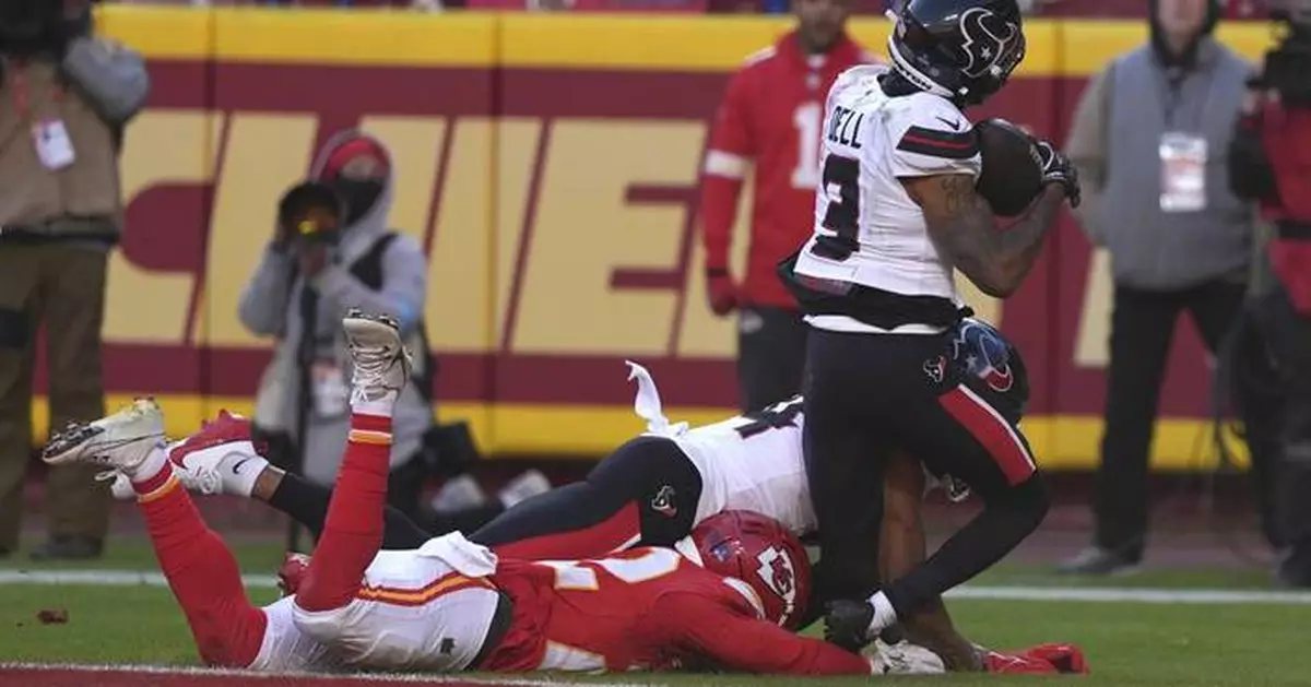 Texans WR Tank Dell hospitalized after severe knee injury on TD catch vs. Chiefs