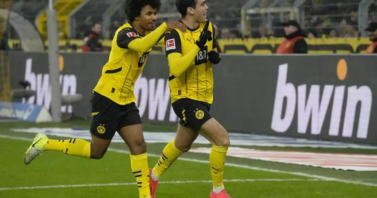 Gio Reyna scores for Borussia Dortmund on his 1st Bundesliga start of the season