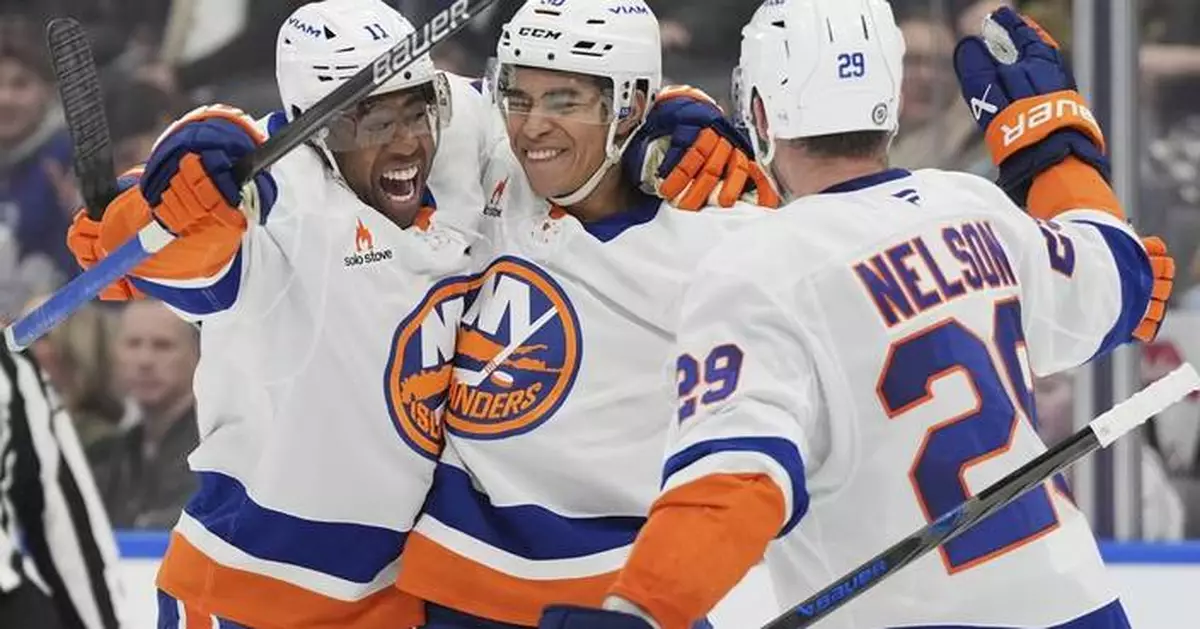 Bo Horvat has goas and 2 assists in the Islanders' 6-3 victory over the Maple Leafs