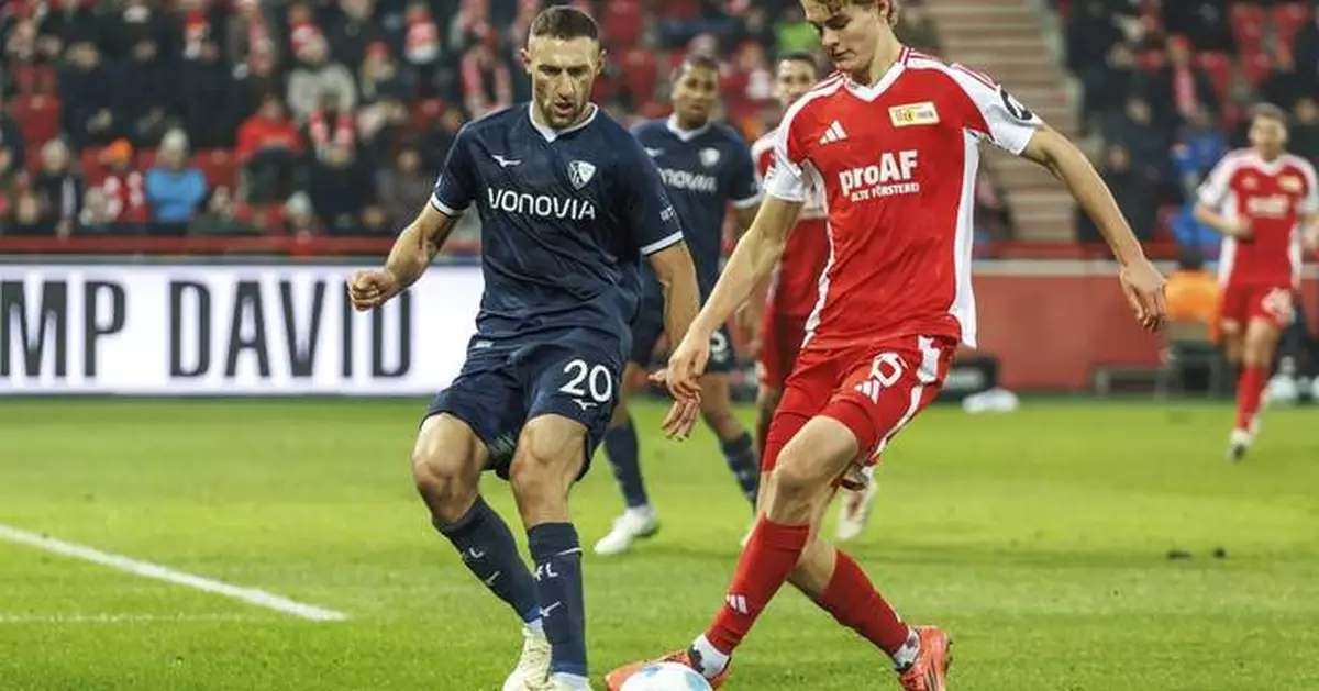 Goalkeeper struck by object so Bundesliga teams finish game without attacking