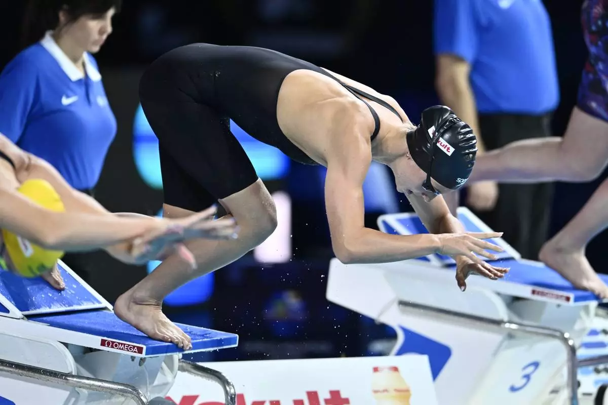 Canada's Summer Mcintosh starts the 400-meter freestyle race during the World Short Course Swimming Championships in Budapest, Hungary, Tuesday, Dec. 10, 2024. (AP Photo/Denes Erdos)