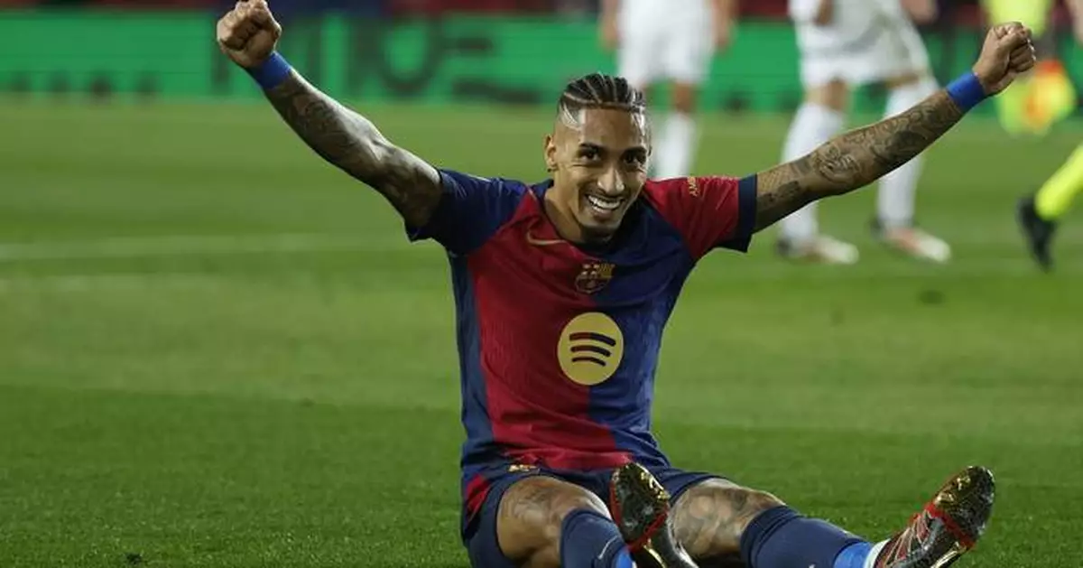 Barcelona scores four goals in opening 24 minutes and overwhelms Valencia 7-1 in Spanish league