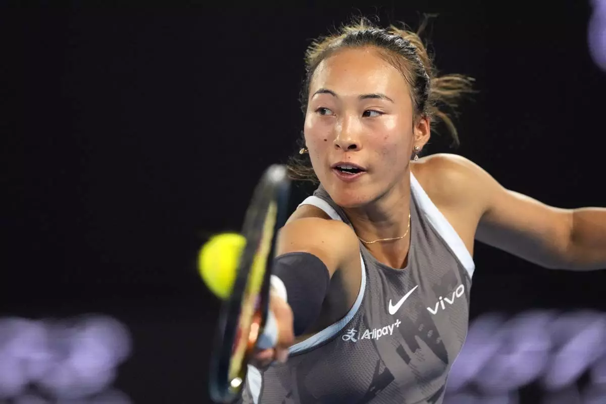 Zheng Qinwen aus China spielt während ihres Erstrundenspiels bei den Australian Open Tennismeisterschaften in Melbourne, Australien, am Sonntag, 12. Januar 2025, einen Rückhand-Return gegen Anca Todoni aus Rumänien. (AP Photo/Vincent Thian)