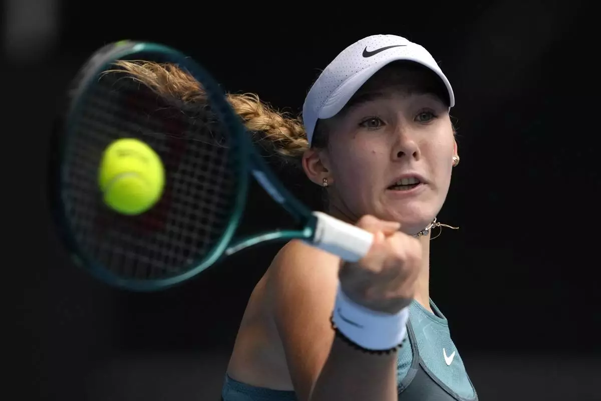 Mirra Andreeva aus Russland spielt am Sonntag, den 12. Januar 2025, in ihrem Erstrundenspiel bei den Australian Open in Melbourne, Australien, einen Vorhand-Return gegen Marie Bouzkova aus der Tschechischen Republik. (AP Photo/Ng Han Guan)