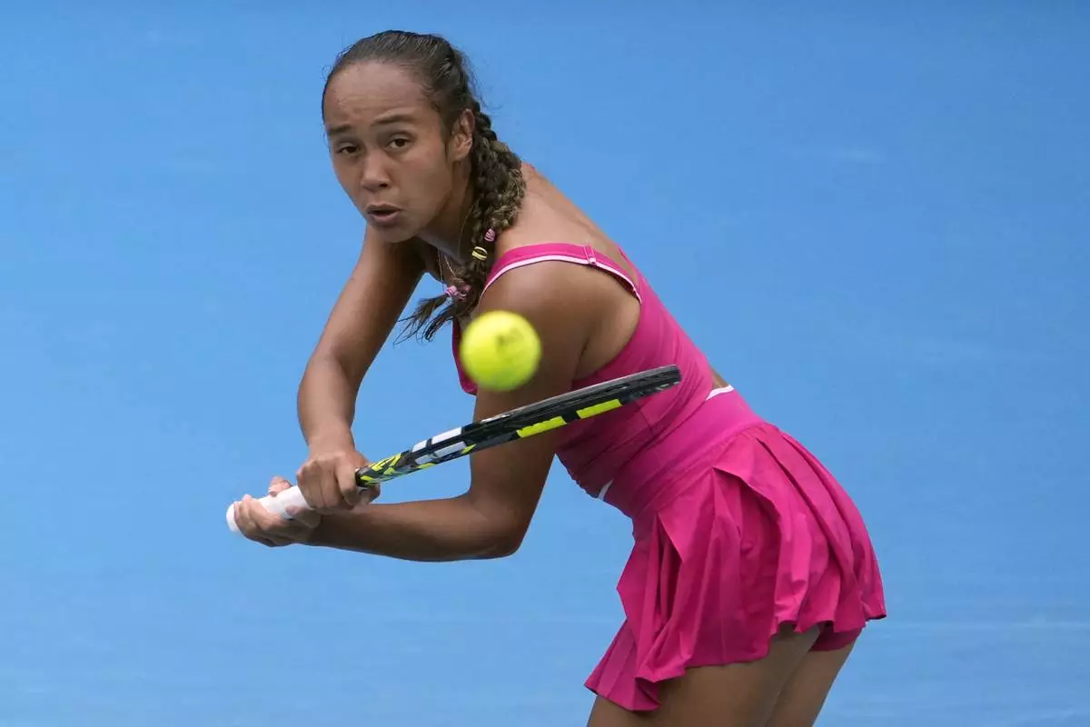 Leylah Fernandez aus Kanada spielt während ihres Erstrundenspiels bei den Australian Open Tennismeisterschaften in Melbourne, Australien, am Sonntag, den 12. Januar 2025, einen Rückhand-Return gegen Yuliia Starodubtseva aus der Ukraine. (AP Photo/Asanka Brendon Ratnayake)