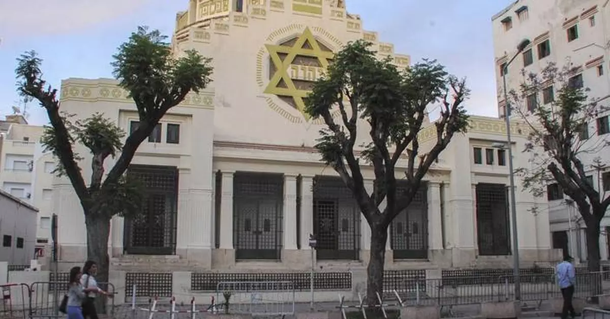 Police kill a man who set himself on fire outside a Tunisian synagogue