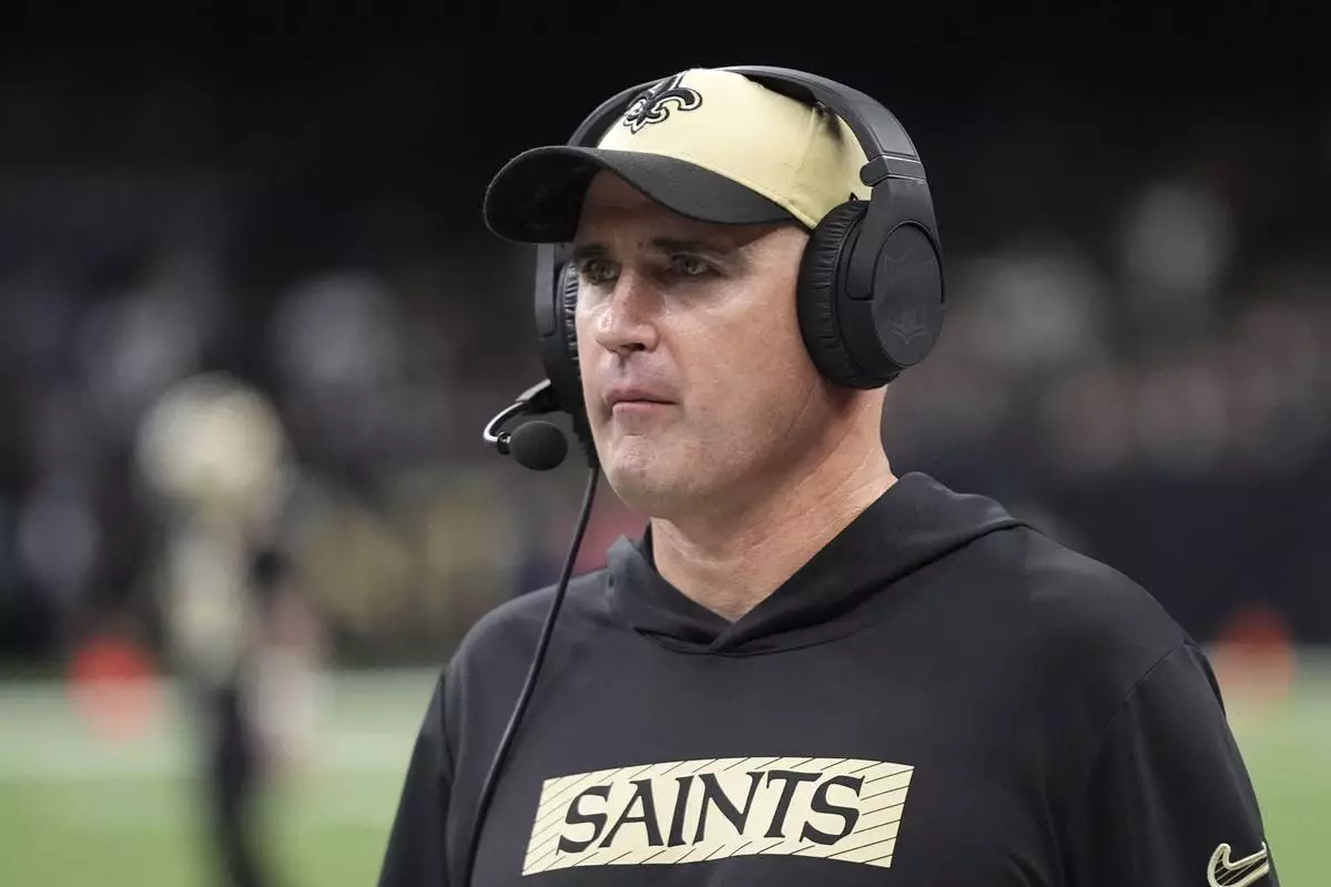 Darren Rizzi, Interimstrainer der New Orleans Saints, schaut von der Seitenlinie aus während der zweiten Hälfte eines NFL-Footballspiels gegen die Las Vegas Raiders am Freitag, 29. November 2024, in New Orleans zu. (AP Photo/Gerald Herbert)