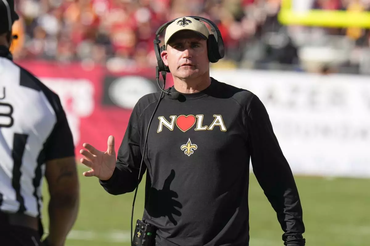 Darren Rizzi, Interimstrainer der New Orleans Saints, spricht mit Offiziellen während der zweiten Hälfte eines NFL-Footballspiels gegen die Tampa Bay Buccaneers am Sonntag, 5. Januar 2025, in Tampa, Florida (AP Photo/Chris O'Meara)