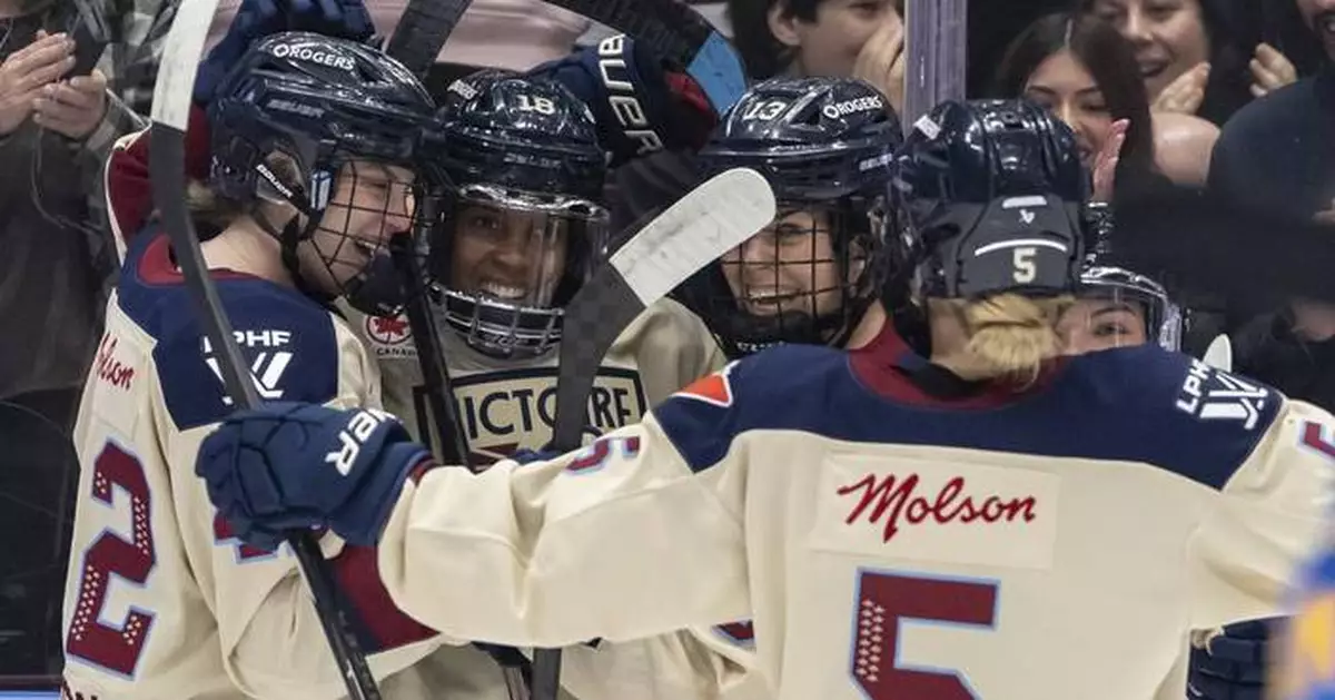 Poulin scores `Superwoman' goal, Victoire beat Sceptres 4-2 in front of 19,038 fans in Vancouver