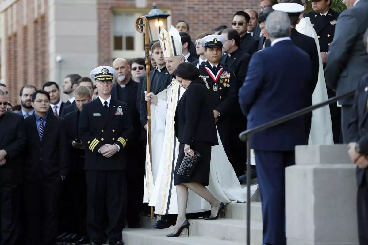 File -NFL New Orleans Saints and NBA New Orleans's owner of Pelicanson, the widow of Tom Benson, Gale Benson, his Bishops of New Orleans, to visit New Orleans in Nutrdam of New Orleans. Go down the stairs to receive CAS. AP Photo/Gerald Herbert, File, File)