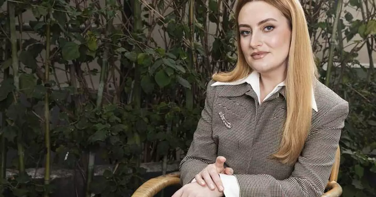 'Chicken Shop Date' creator Amelia Dimoldenberg brings flirty awkwardness to the Oscars red carpet