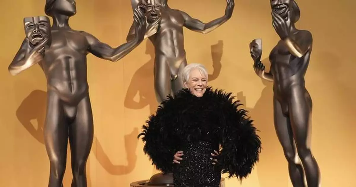 PHOTO COLLECTION: 31st Annual SAG Awards - Red Carpet