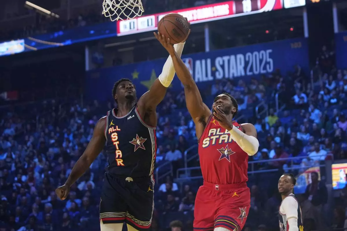 Cleveland Cavaliers guard Donovan Mitchell, right, drives to the basket as Memphis Grizzlies forward Jaren Jackson Jr. defends during the NBA All-Star basketball game Sunday, Feb. 16, 2025, in San Francisco. (AP Photo/Godofredo A. Vásquez)