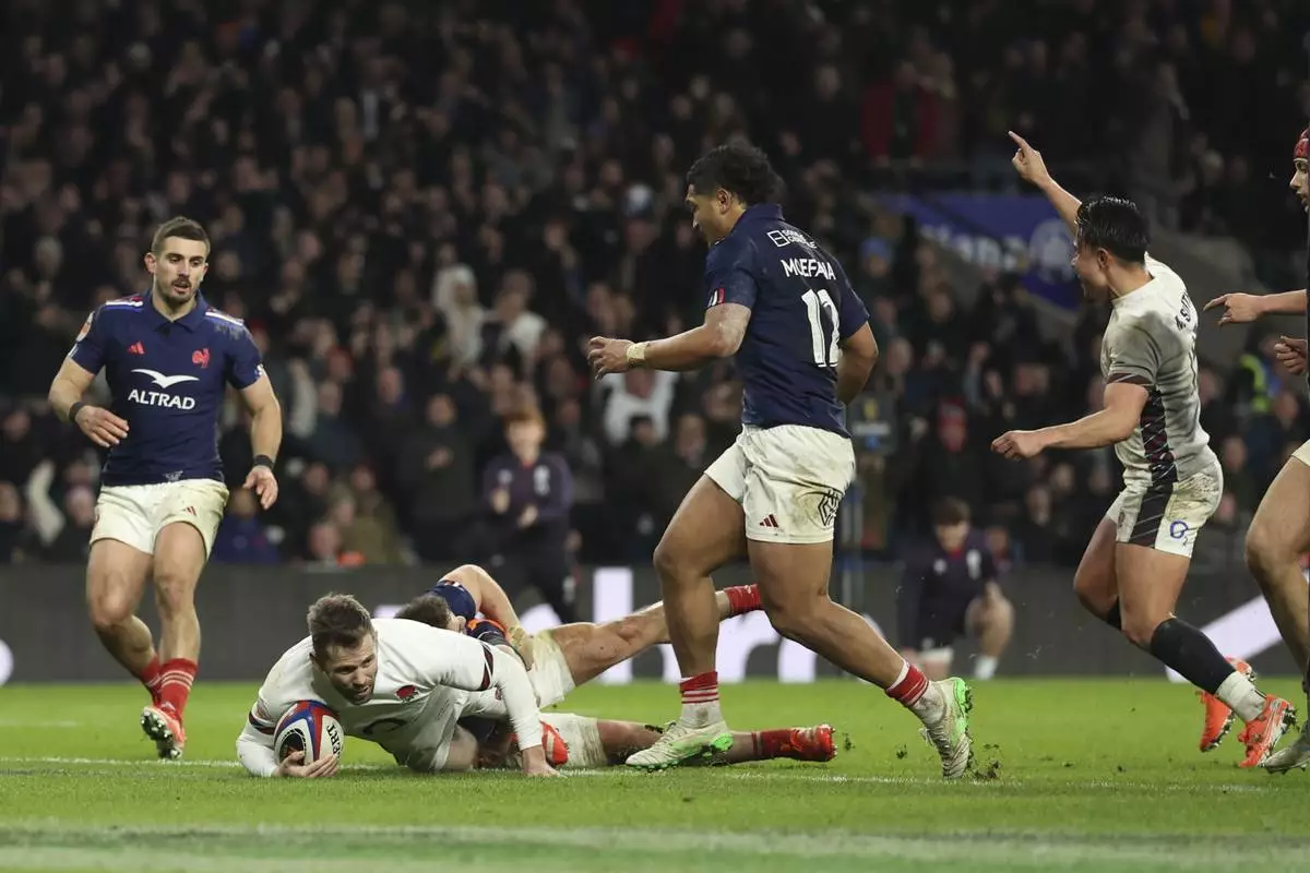 England's Elliot Daly scores a try during the Six Nations rugby union match between England and France at Twickenham in London, Saturday, Feb. 8, 2025. (AP Photo/Ian Walton)