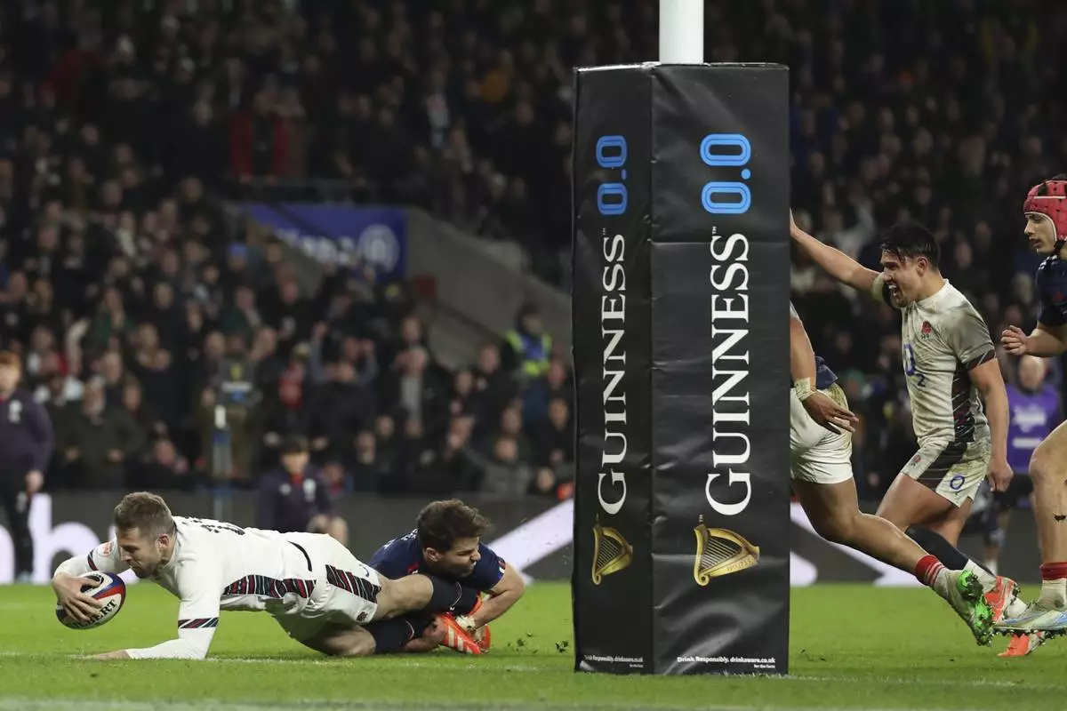 England's Elliot Daly scores a try during the Six Nations rugby union match between England and France at Twickenham in London, Saturday, Feb. 8, 2025. (AP Photo/Ian Walton)