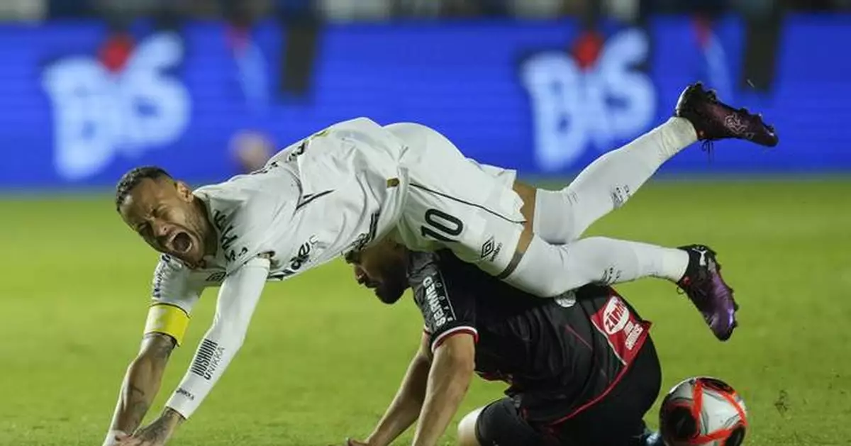 Neymar makes his comeback for Santos and then takes a shot at his former coach
