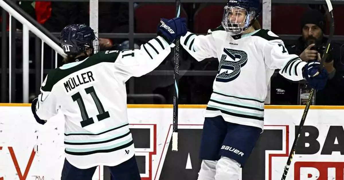 Susanna Tapani scores in overtime to give the Boston Fleet a 3-2 win over the Ottawa Charge