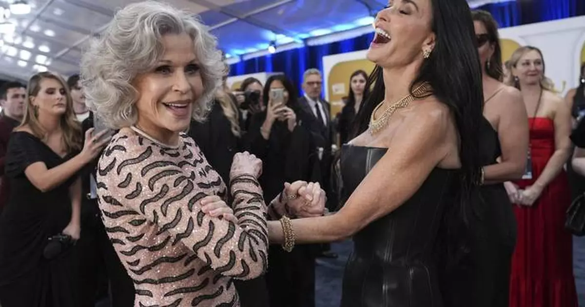PHOTO COLLECTION: AP Top Photos 31st Annual SAG Awards