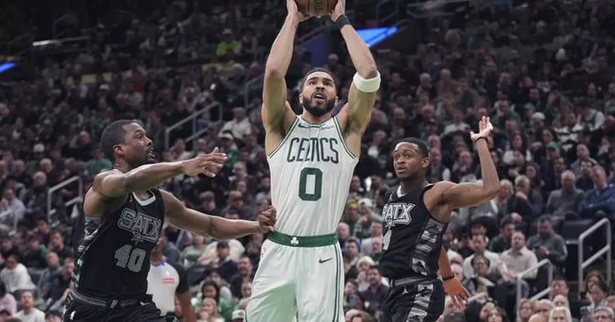 Jayson Tatum scores 32 points to help the Celtics beat the Spurs