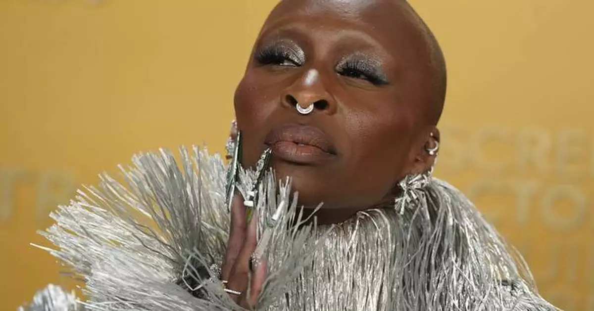 PHOTO COLLECTION: 31st Annual SAG Awards - Arrivals