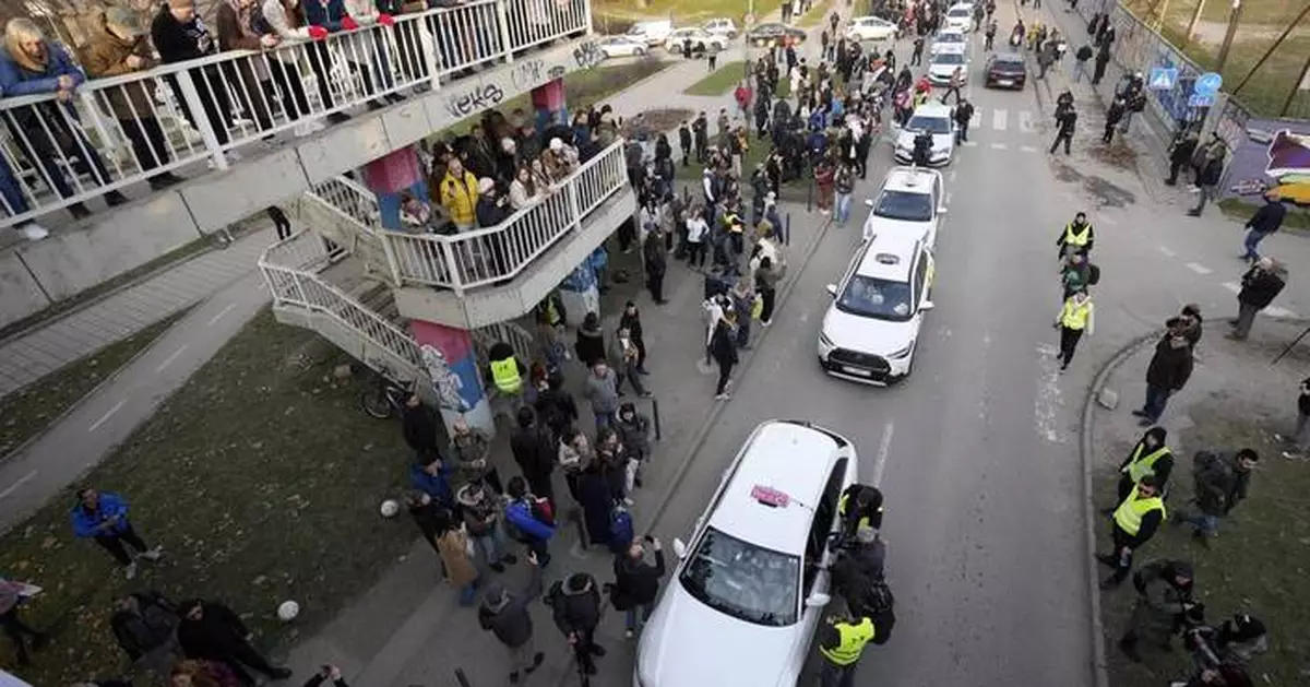 Serbian cabbies rally to bring home Belgrade students fighting against corruption