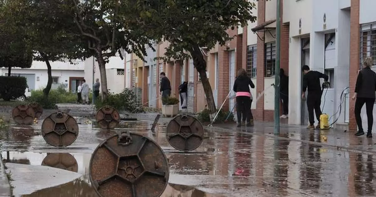 Flash floods in southern Spain prompt officials to evacuate homes. Couple missing in rising waters