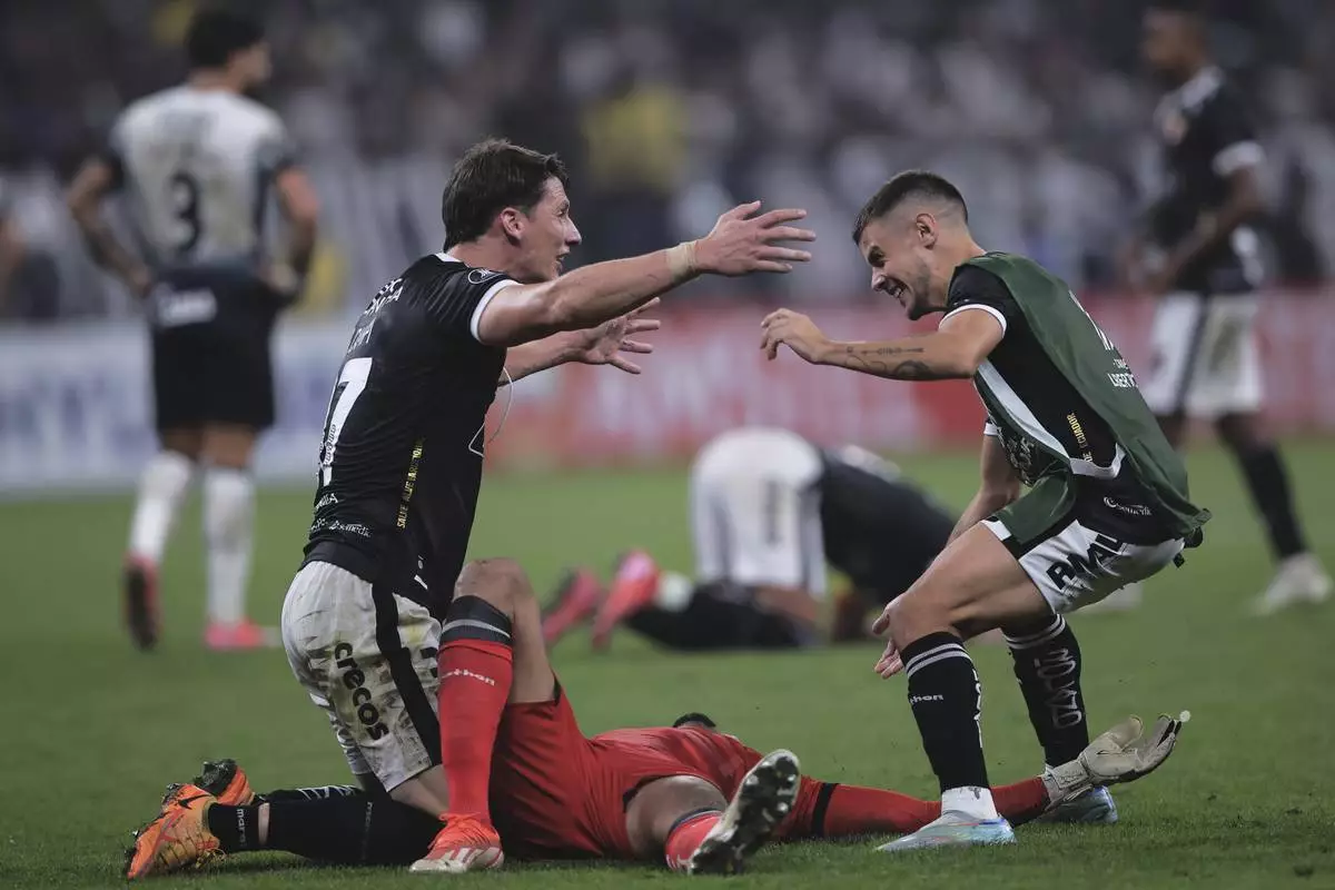 Players of Ecuador's Barcelona celebrate at the end of a Copa Libertadores soccer match against Brazil's Corinthians at Neo QuÌmica Arena in Sao Paulo, Wednesday, March 12, 2025. (AP Photo/Ettore Chiereguini)