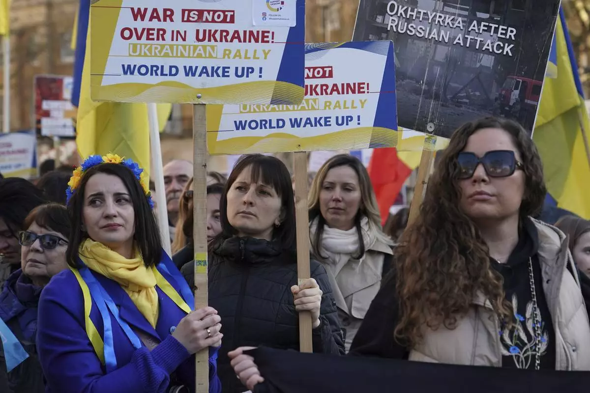Ukrainian supporters demonstrate outside Downing Street with flags and placards as Britain's Prime Minister Keir Starmer holds a Ukraine Summit at Lancaster House in London, Sunday, March 2, 2025.(AP Photo/Alberto Pezzali)